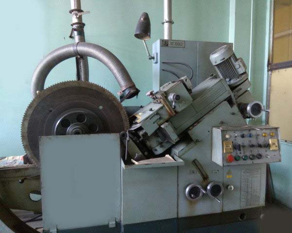 Загальний вигляд заточувального верстата 3Е692